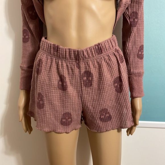 COZIE by Pinkrose lounge wear 2 pc short w/ long sleeve top. Sz S. Skull design. - Picture 3 of 5